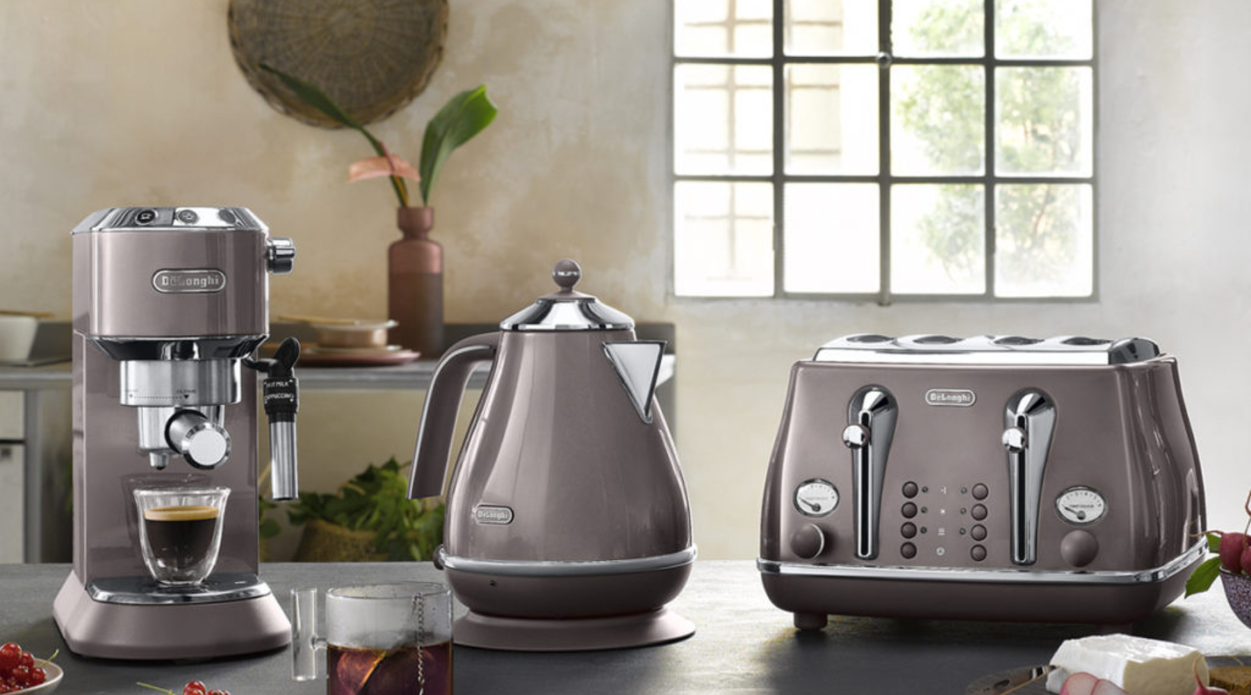 DeLonghi coffee machine kettle toaster